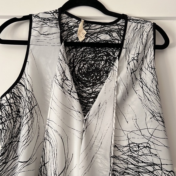 Black and white asymmetrical top - Picture 3 of 4